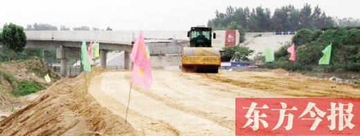 　昨日，正在施工中的鄭州市文化路與連霍高速互通式立交