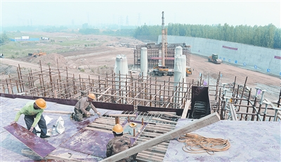 中原西路西南繞城高速公路互通式立交項目已完成總工程量的35%。