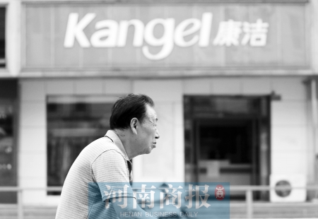 　這一切，將會給康潔公司、加盟商，乃至鄭州洗衣行業(yè)，帶來什么？ 記者 趙卓/攝