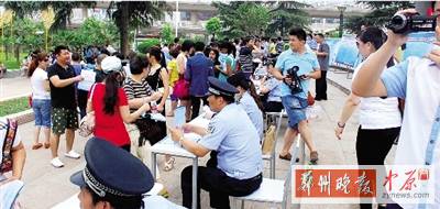 昨天上午，警方在紫荊山廣場進(jìn)行了大規(guī)模的宣傳活動。警方供圖