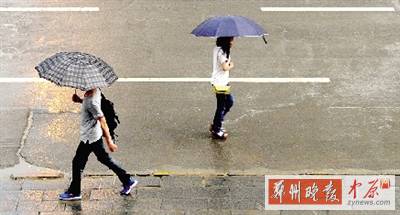昨天傍晚，市民在雨中行走。