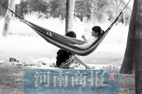 天又熱了起來(lái)，外出游玩，記得防曬哦 記者 趙卓/攝　