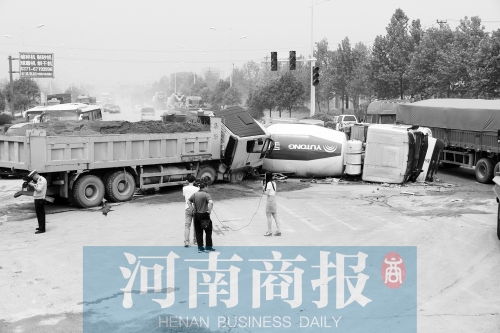 事故現(xiàn)場的附近居民稱，路口的紅綠燈從來沒亮過