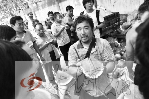 為了表示感謝，陳小立切西瓜分給大家吃。