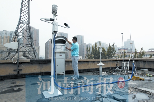 鄭州灰霾監(jiān)測站正在調(diào)試，預(yù)計9月將正式投入使用 記者 鄧萬里/攝