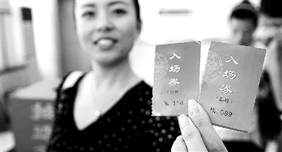 本報(bào)記者抽出的兩名消費(fèi)者代表。