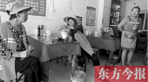7月30日下午，鄭州市建設(shè)路一家面館老板毋女士，給兩位環(huán)衛(wèi)工端水解暑