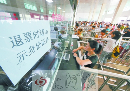 洛陽火車站退票窗口前，一名乘客正在退票。