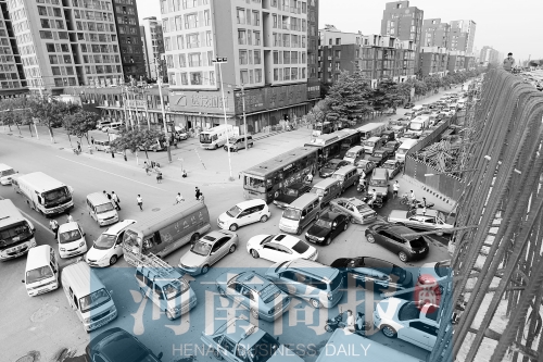 路口四個(gè)方向直行、左轉(zhuǎn)交織，車輛相互抵頭，無法正常通行