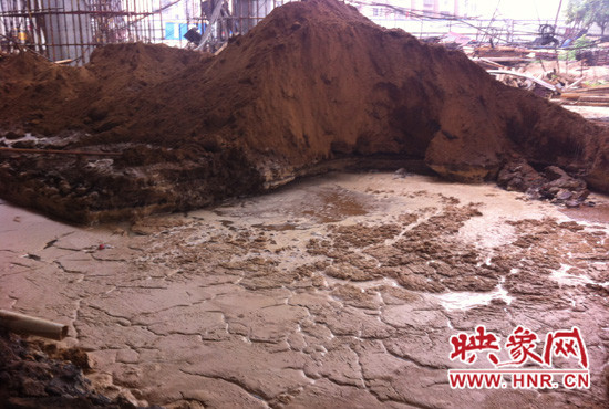 隴海路西三環(huán)快速路施工現(xiàn)場，被挖斷的管道就在泥水下面