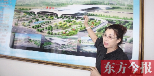 梁園區(qū)高鐵建設(shè)指揮部常務(wù)副指揮長、梁園區(qū)委副書記杜麗亞向記者介紹高鐵站效果圖