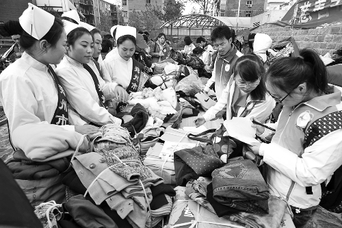 鄭州慈善志愿者暖冬行動(dòng)啟動(dòng)，志愿者將把閑置衣物送給需要的人。