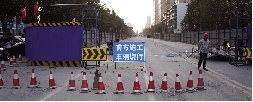 桐柏路西側(cè)，圍擋內(nèi)已經(jīng)不允許汽車通行。
