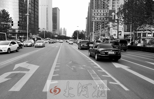 這條畫有多條短斜線的車道就是可變車道，視車流量大小而定，直行車輛多時(shí)它是一個(gè)直行車道，左轉(zhuǎn)車輛多時(shí)它