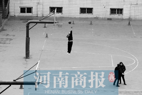 目前,鄭州市有超過30所學(xué)校對社會開放體育設(shè)施,之前主要以團體預(yù)約為主
