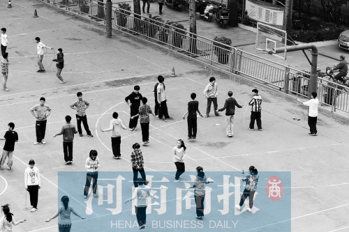 　有學(xué)校擔(dān)心,個人進校園鍛煉,安全隱患大