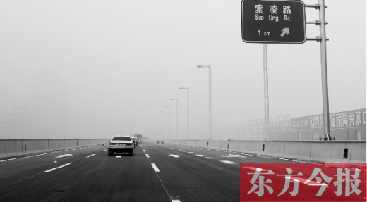 昨天上午，東方今報(bào)記者跟隨鄭州市交巡警部門，提前探路已具備通車條件的鄭州市三環(huán)快速路
