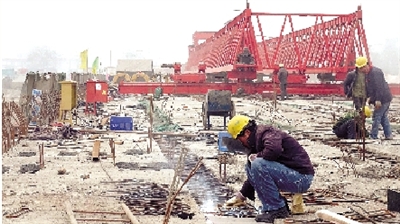 正在建設(shè)的鄭登快速通道跨南四環(huán)大橋。