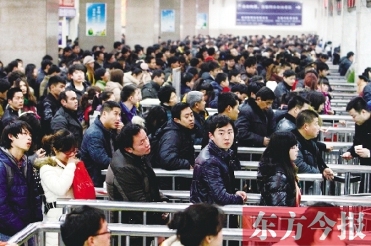 鄭州火車站迎來(lái)節(jié)后最后一波客流高峰。昨日，售票廳內(nèi)人頭攢動(dòng)