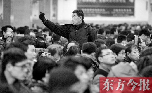 一場雨夾雪讓鄭州火車站的客流又增加了不少。昨天，售票大廳內(nèi)排隊購票的旅客摩肩接踵