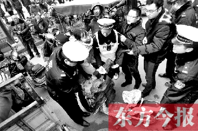 面對(duì)要暫扣的非機(jī)動(dòng)車，看車人急了