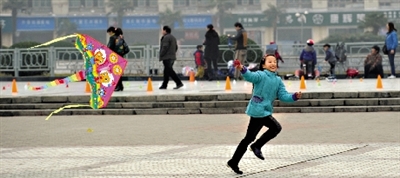昨日,省會(huì)天氣晴好,春意盎然。上午,在綠城廣場(chǎng),一個(gè)小女孩在快樂(lè)地放風(fēng)箏。