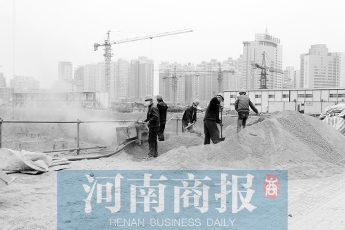 緯二路與東明路交叉口附近，一處工地上塵土飛揚(yáng) 記者 鄧萬里/攝