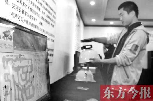 可見光通信技術(shù)應(yīng)用展示會上，參觀者體驗新技術(shù)在采礦工具上的應(yīng)用
