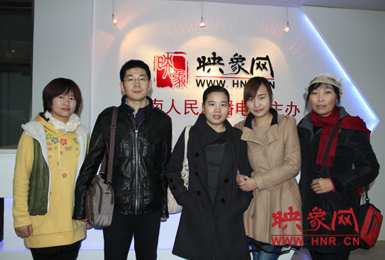 網(wǎng)友出發(fā)前和東方今報(bào)記者劉長征、河南電臺(tái)新聞廣播記者王巴燕（左二、左三）合影
