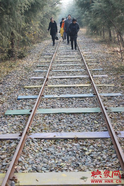 景區(qū)保留下來的火車道，下面的木基被染成了五顏六色