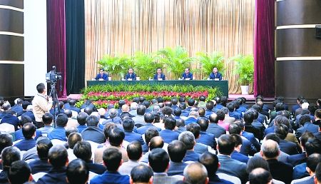 昨日，全市領(lǐng)導(dǎo)干部大會在渝州賓館舉行。 重慶日報(bào)圖