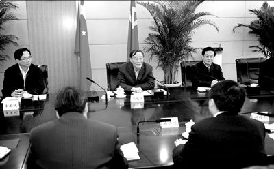 11月30日，中共中央政治局常委、中央紀(jì)委書記王岐山在北京主持召開座談會，聽取專家學(xué)者對黨風(fēng)廉政建設(shè)和反腐敗工作的意見和建議。新華社發(fā)