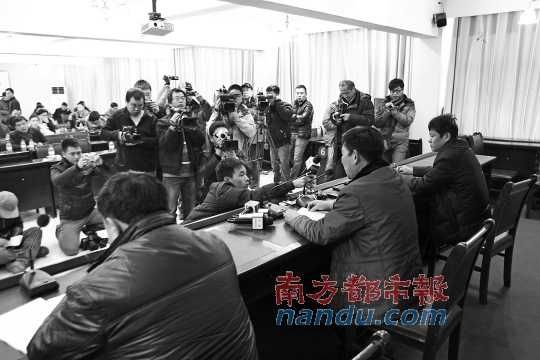 5日下午，河南蘭考縣召開新聞發(fā)布會(huì)，就民辦收養(yǎng)所火災(zāi)事故公開回應(yīng)。