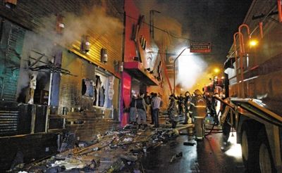 27日凌晨，巴西南里奧格蘭德州圣瑪麗亞市一家夜總會突發(fā)大火，造成至少245人死亡。圖為消防人員正在現(xiàn)場滅火救援。