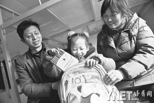 這是范勇一家在北京過(guò)得第二個(gè)春節(jié)，小女兒給記者展示習(xí)總書記送的書。