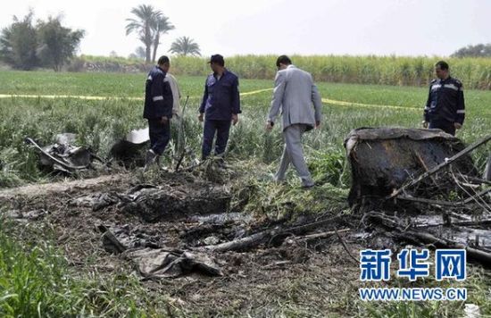 2月26日，在埃及旅游城市盧克索附近，警察和救援人員在發(fā)生熱氣球爆炸事故的現(xiàn)場查看熱氣球殘骸。