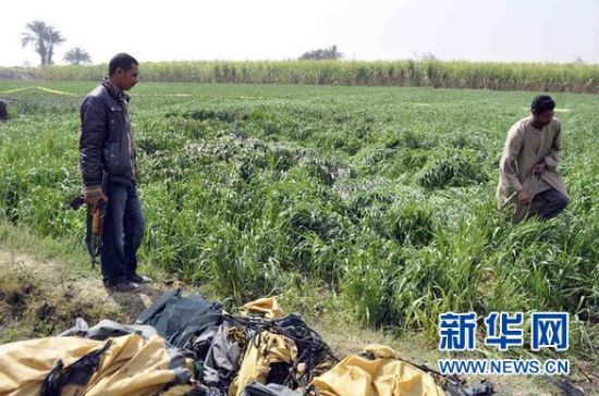 2月26日，在埃及旅游城市盧克索附近，當?shù)匕踩藛T在發(fā)生熱氣球爆炸事故的現(xiàn)場查看。
