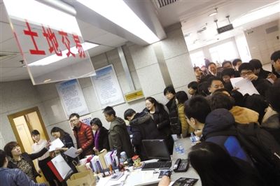 2月28日，北京市土地交易市場，各房地產(chǎn)企業(yè)代表準(zhǔn)備競拍房山、大興、朝陽的13塊土地。