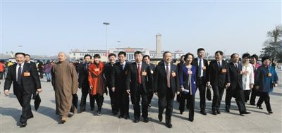 昨日，中國人民政治協(xié)商會議第十二屆全國委員會第一次會議在北京人民大會堂開幕。這是全國政協(xié)委員走向人民大會堂。新華社記者 陳樹根 攝