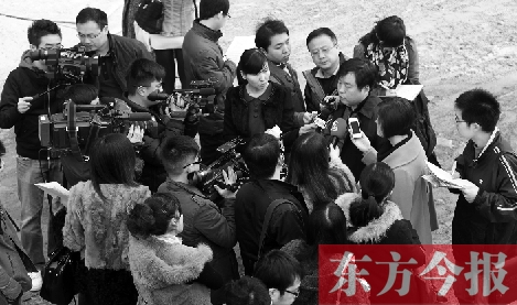 經(jīng)適房“下課”，公租房的申請(qǐng)、租金等備受關(guān)注，圖為鄭州市房管局規(guī)劃和住房保障處處長(zhǎng)馮榮智被媒體記者“