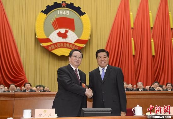 3月11日下午，全國(guó)政協(xié)十二屆一次會(huì)議在北京人民大會(huì)堂舉行第四次全體會(huì)議，俞正聲當(dāng)選政協(xié)第十二屆全國(guó)委員會(huì)主席。圖為政協(xié)第十一屆全國(guó)委員會(huì)主席賈慶林和俞正聲握手，表示祝賀。中新社發(fā) 廖攀 攝