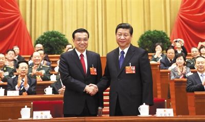 昨日，人大會議投票表決，決定李克強為國務院總理后，習近平和李克強親切握手。 新華社記者 蘭紅光 攝