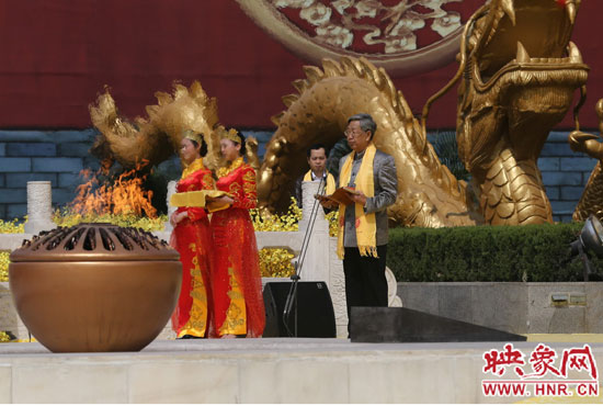 中華炎黃文化研究會(huì)會(huì)長許嘉璐宣讀拜祖大典拜祭文。映象網(wǎng)記者 邵恰 攝
