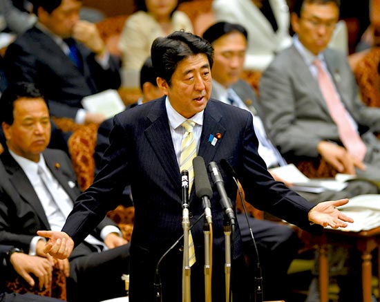 23日，安倍在參議院預(yù)算委員會發(fā)表講話。