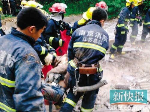 ■江蘇消防人員在現(xiàn)場搶救受傷者。CFP供圖