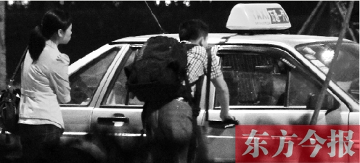 5月1日，記者夜探鄭州火車東站黑出租車，司機(jī)告知記者不打表40元，記者上車錄音取證