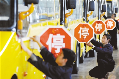 4月28日，江西上饒，江西博能上饒客車員工正在為銷往廣東客戶的訂單大鼻子校車做最后的質(zhì)量安檢。圖/CFP