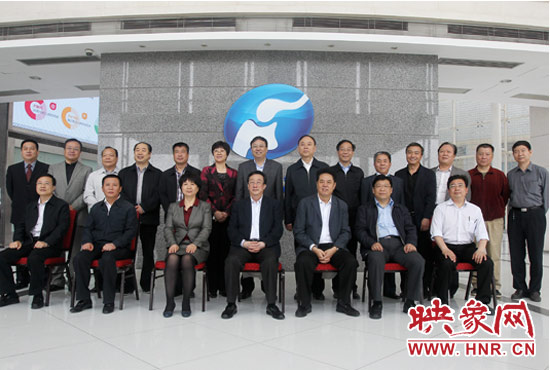 郭庚茂等省領(lǐng)導(dǎo)與省廣電局、河南電視臺(tái)的同志們合影