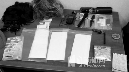 在福格爾身上發(fā)現(xiàn)的技術(shù)裝備和易容用具。