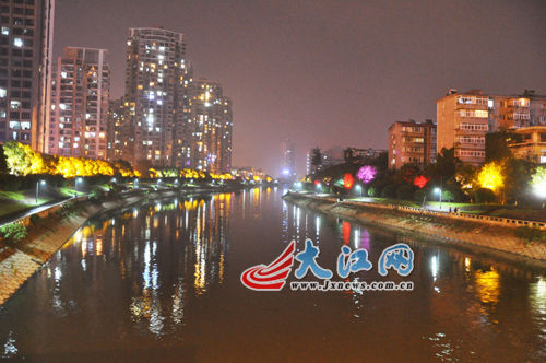夜幕下的玉帶河，風(fēng)景很好，但是臭氣熏天。
